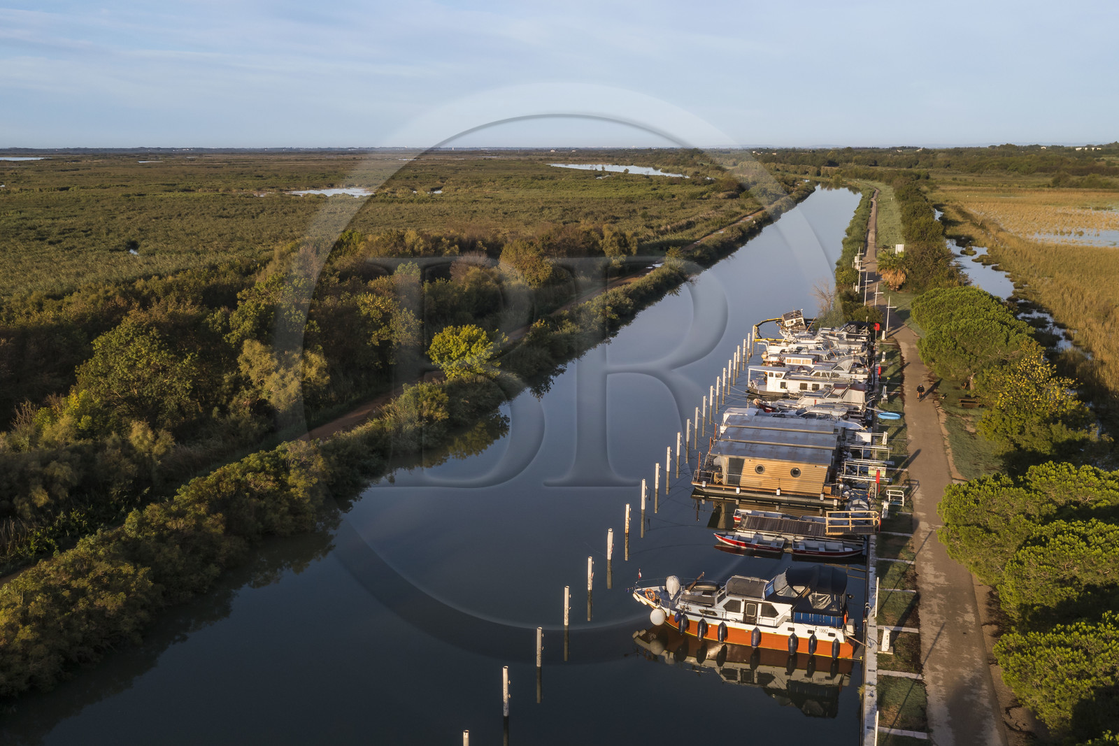France, Gard (30), la Petite Camargue, Vauvert, le port de Gallician sur le canal du Rhône à Sète au petit matin (vue aérienne)