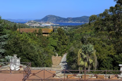 Italie, Toscane, l’Ile d’Elbe, San Martino, la Villa Napoleonica achetée par Napoléon 1er lors de son exile, vue depuis la terrasse sur Portoferraio