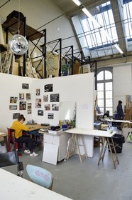 France, Paris (75), quartier de Saint-Germain-des-Prés, Ecole nationale supérieure des Beaux-Arts, batiment Chimay dans l'ancien Hotel de Chimay, l'étudiante en 5ème année Agathe dans l'atelier Jean-Michel Alberola