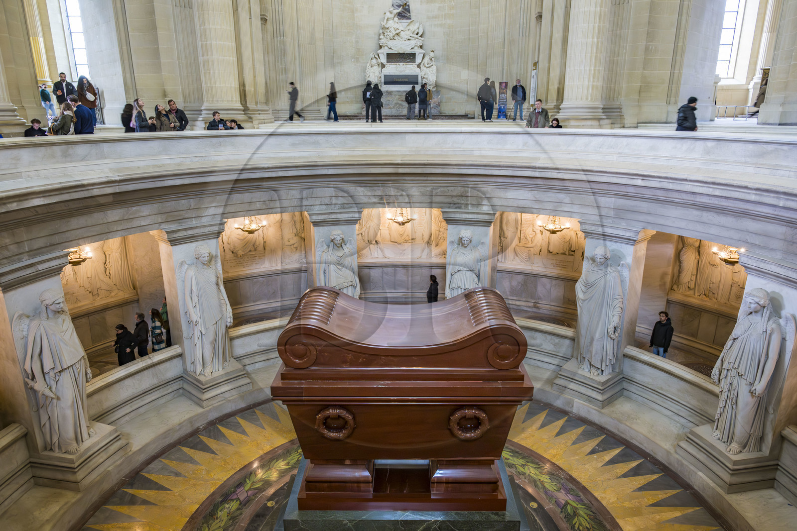 France, Paris (75), Hotel des Invalides, la cathédrale Saint-Louis-des-Invalides, le panthéon militaire, le tombeau de Napoléon 1er en quartzite rouge