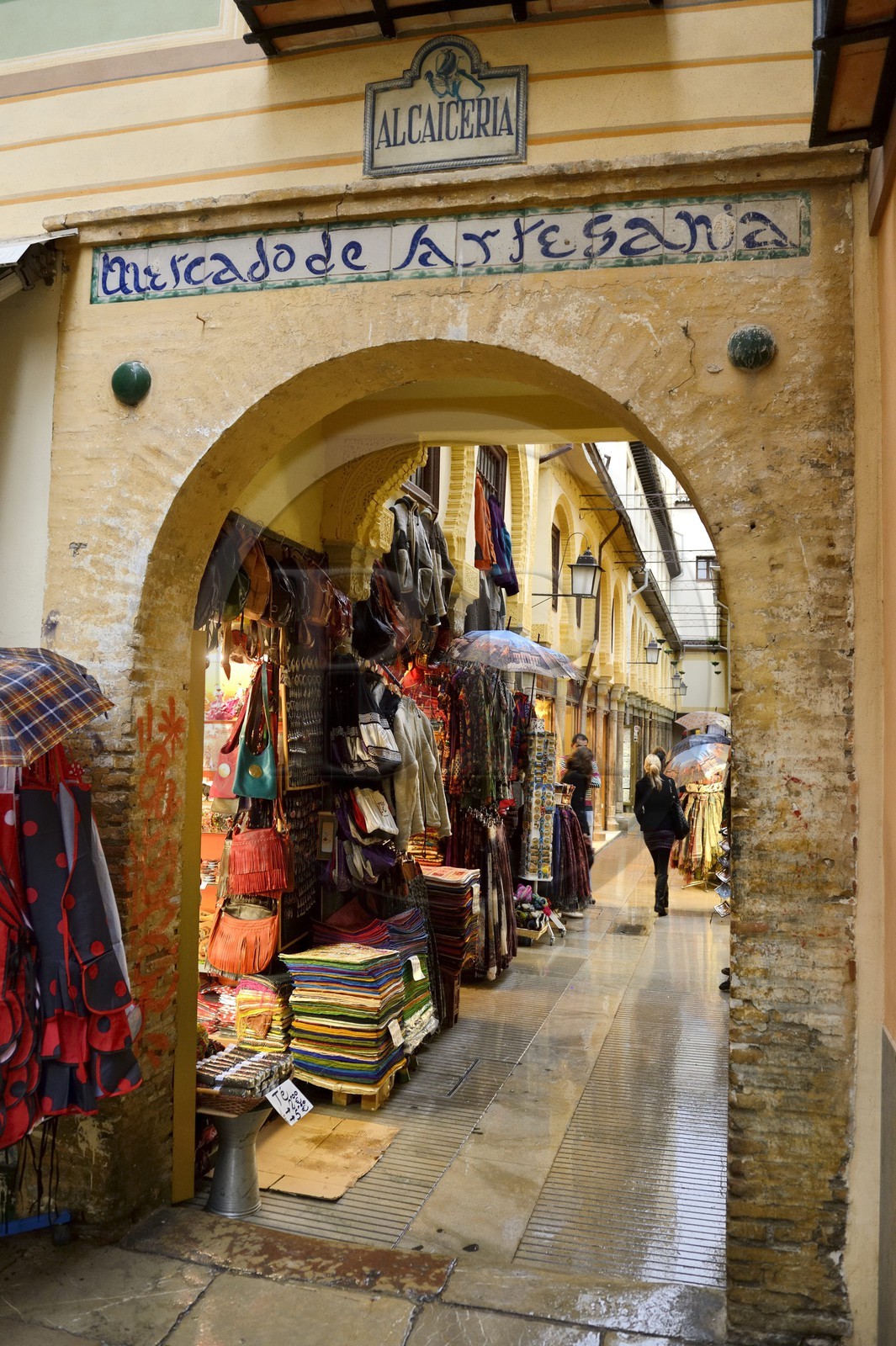 Espagne, Andalousie, Grenade, l'Alcaiceria, marché artisanal souvenir du souk mauresque