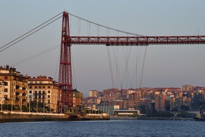 Espagne, Pays basque espagnol, Biscaye, Bilbao, pont de Biscaye (Puente de Vizcaya ou Puente Colgante) sur le fleuve Nervion, reliant les deux villes de Portugalete et Getxo, toujours en service, ce pont transbordeur construit de 1888 à 1893 est le premier construit et aussi le plus grand du monde, classé Patrimoine Mondial de l'UNESCO