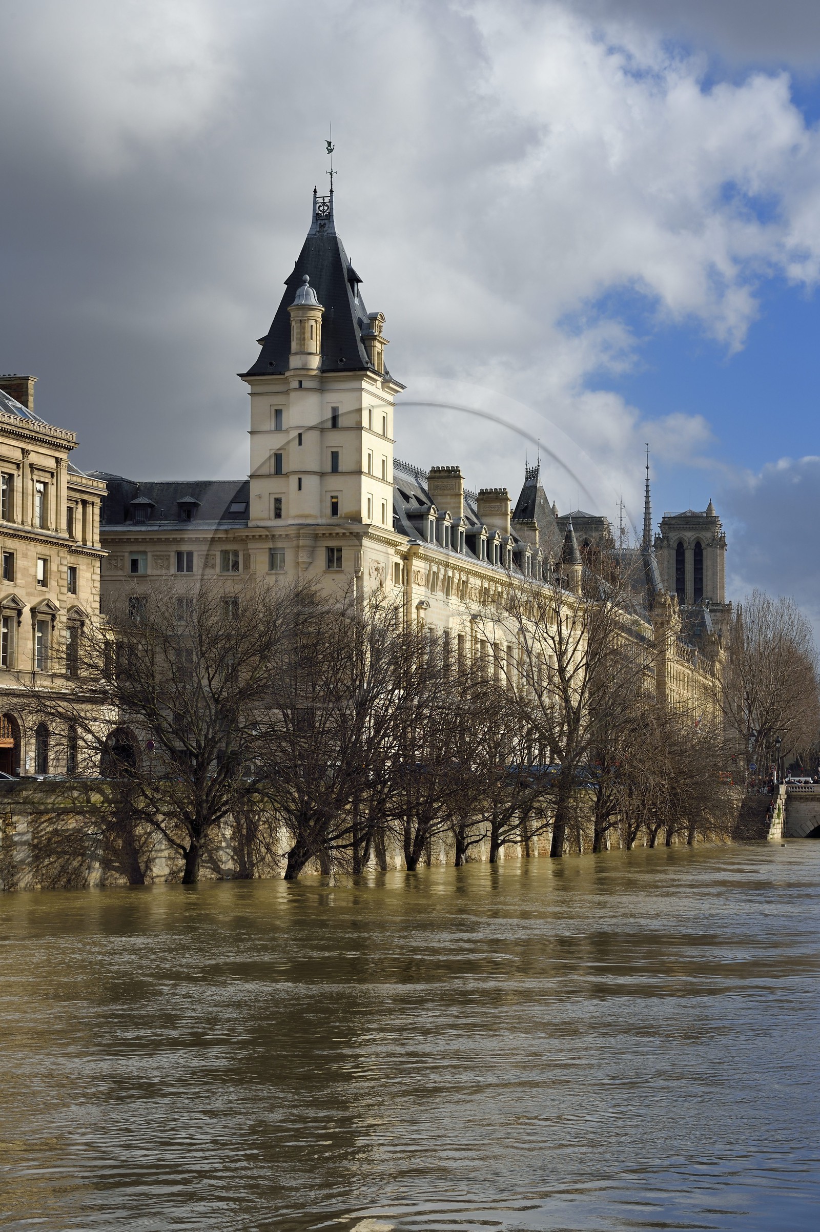 France, Paris (75), les rives de la Seine, classées Patrimoine Mondial de l'UNESCO, la crue de la Seine de janvier 2018, le quai des Orfèvres
