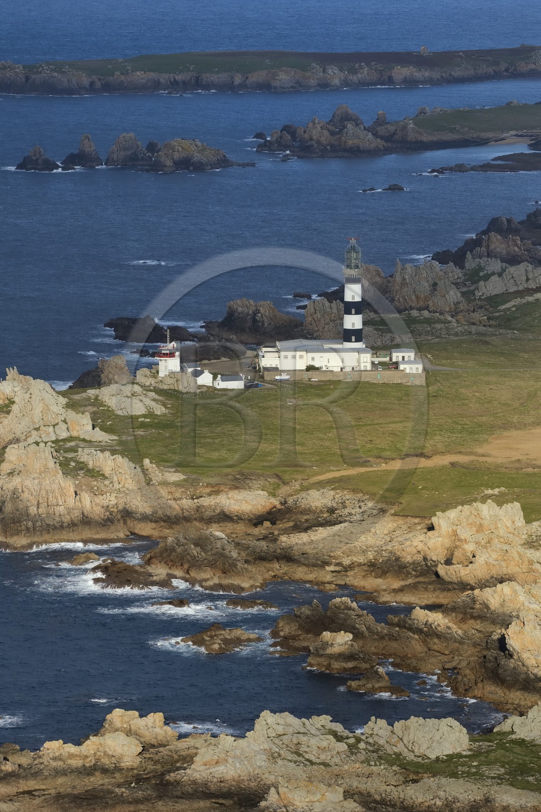 France, Finistère (29), parc naturel régional d'Armorique, mer d'Iroise, Ile d'Ouessant, réserve de Biosphère (UNESCO), phare du Creach et la côte ouest (vue aérienne)