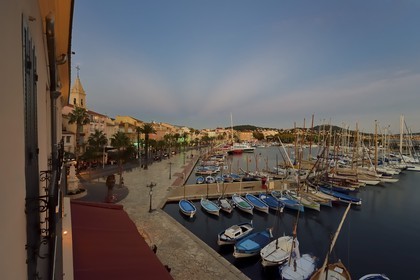 France, Var (83), Sanary-sur-Mer, barques traditionnelles de peche appelées pointus sur le port et l'église Saint-Nazaire