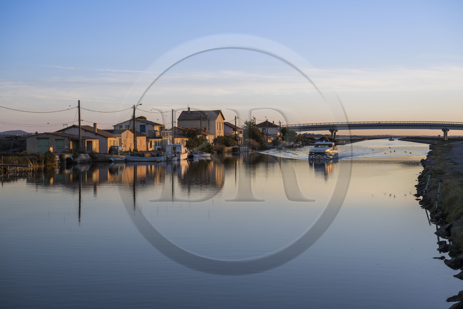 France, Hérault (34), Frontignan, bateau de plaisance naviguant sur le canal du Rhône à Sète, le pont de la plage des Aresquiers en arrière plan