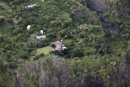 France, Ile de la Reunion, le cirque de Mafate, classé Patrimoine Mondial de l'UNESCO, petits villages isolés (Ilets) vers la Roche Plate accessibles seulement à pied ou par hélicoptère (vue aérienne)