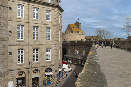 France, Ille-et-Vilaine (35), Côte d'Emeraude, Saint-Malo, les remparts de la ville intra-muros et le chateau (Hotel de Ville)
