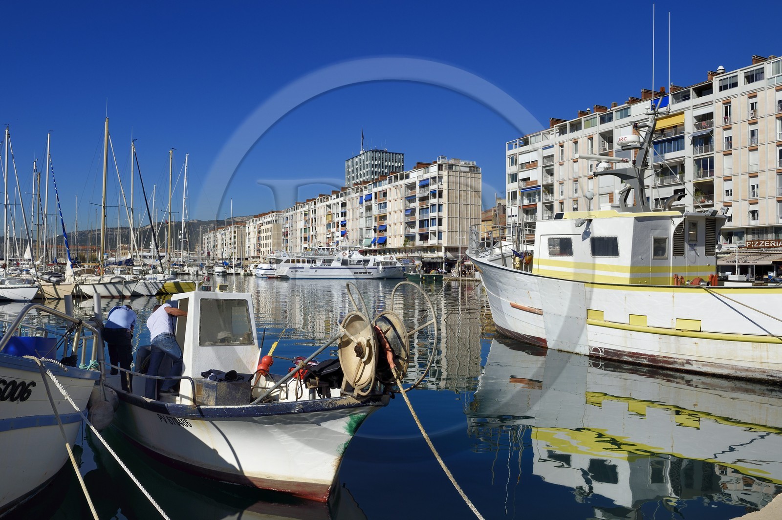 France, Var (83), Toulon, quai Cronstadt, les barres d'immeubles conçues par De Mailly suite aux bombardements de 1944