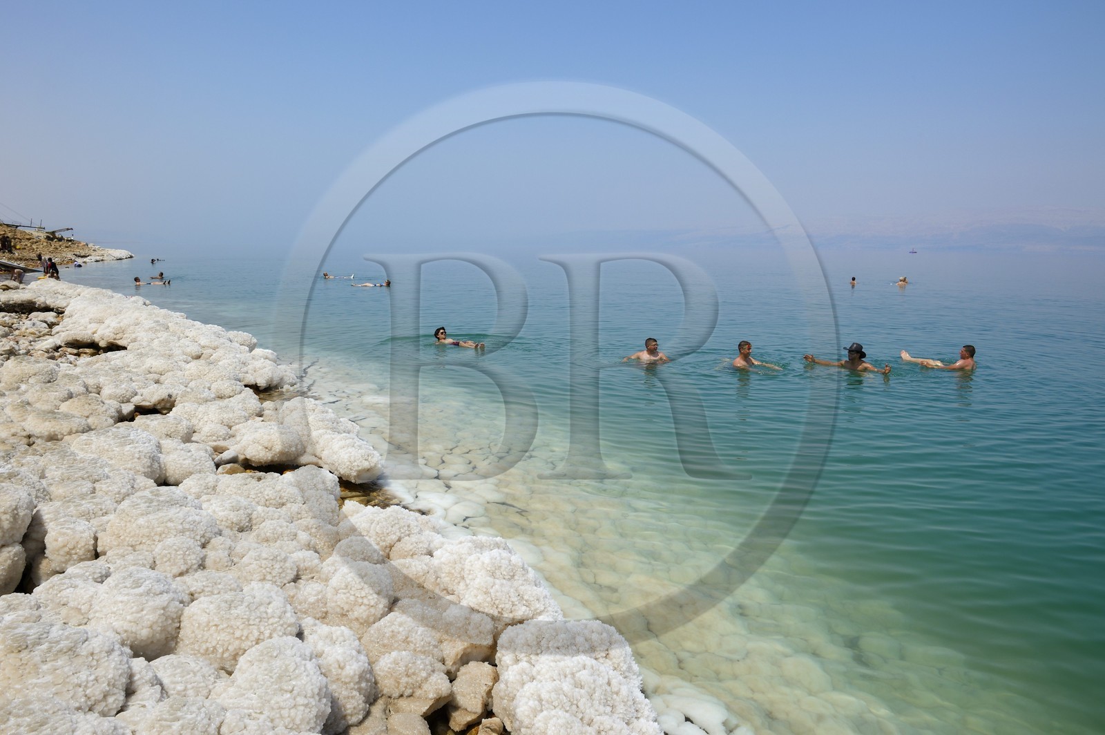 Israel, District sud,  baigneurs à la plage de Ein Gedi sur la Mer Morte, concrétions salines