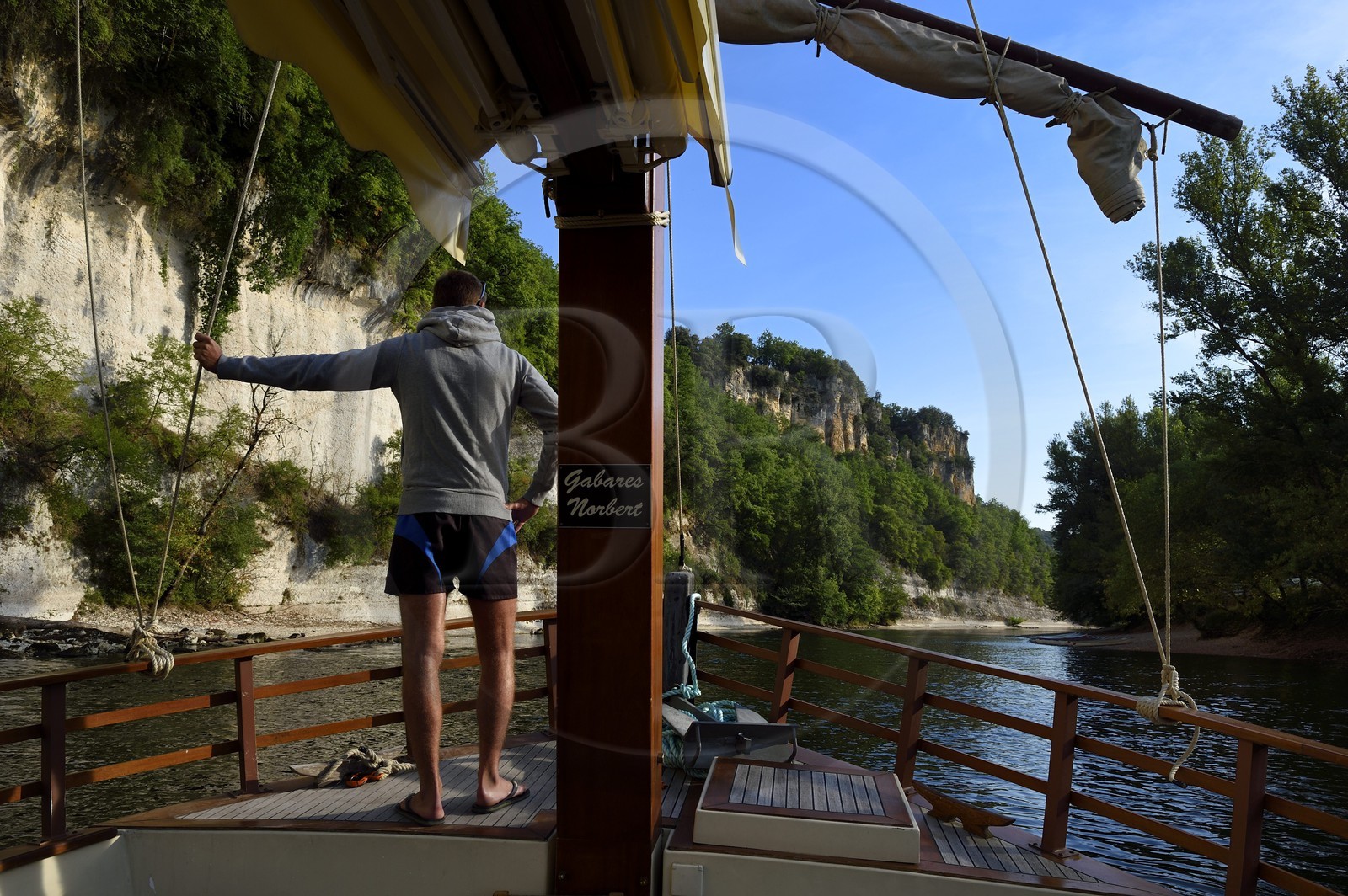 France, Dordogne (24), Périgord Noir, vallée de la Dordogne, gabare sur la rivière Dordogne en amont de La Roque-Gageac, labellisé Les Plus Beaux Villages de France