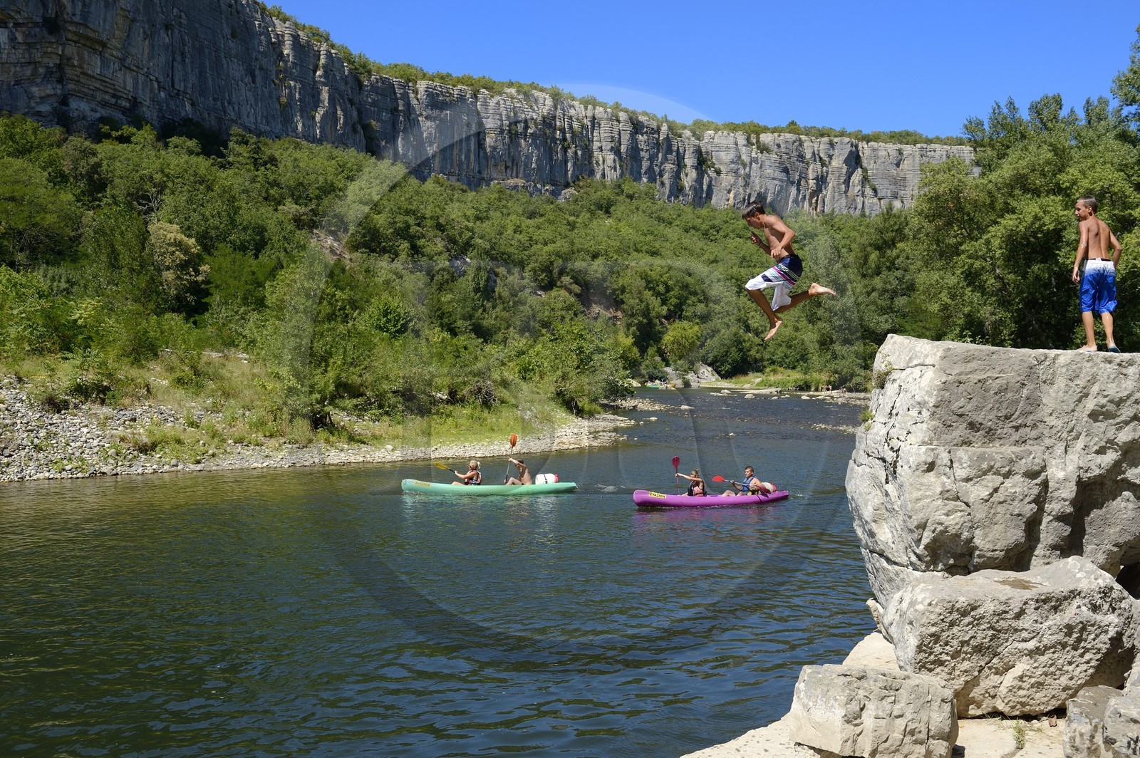 France, Ardèche (07), Ruoms, kayaks descendant la rivière Ardèche dans les défilés de Ruoms à Pradons, le cirque de Giens
