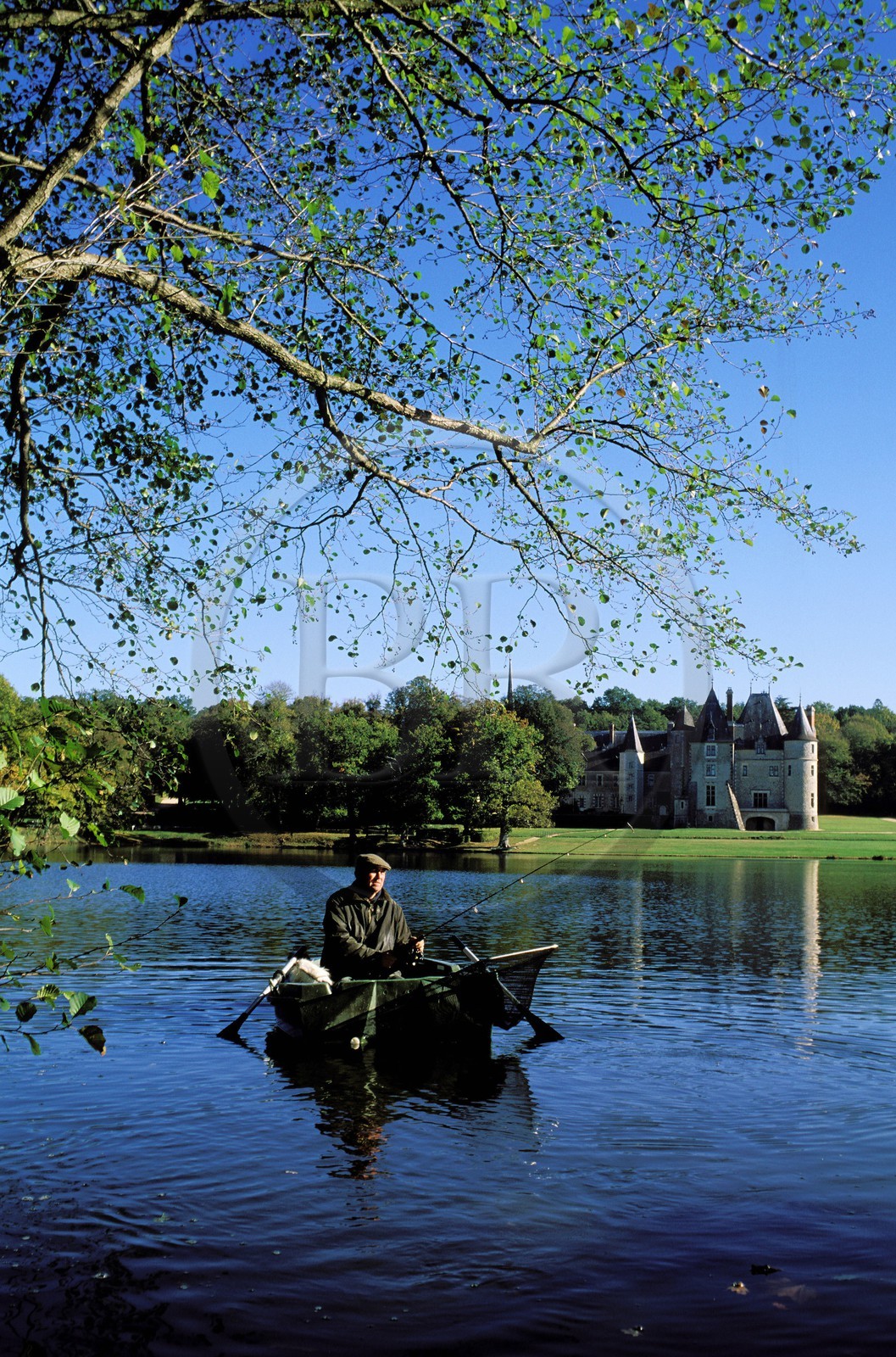 France, Cher (18), Oizon, pêcheur sur le lac du château de La Verrerie