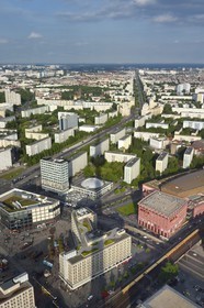 Allemagne, Berlin, quartier de Berlin-Mitte, Alexanderplatz au premier plan, la Karl-Marx Allee est la plus grande artère du pays menant d'Alexanderplatz à Frankfurter Tor