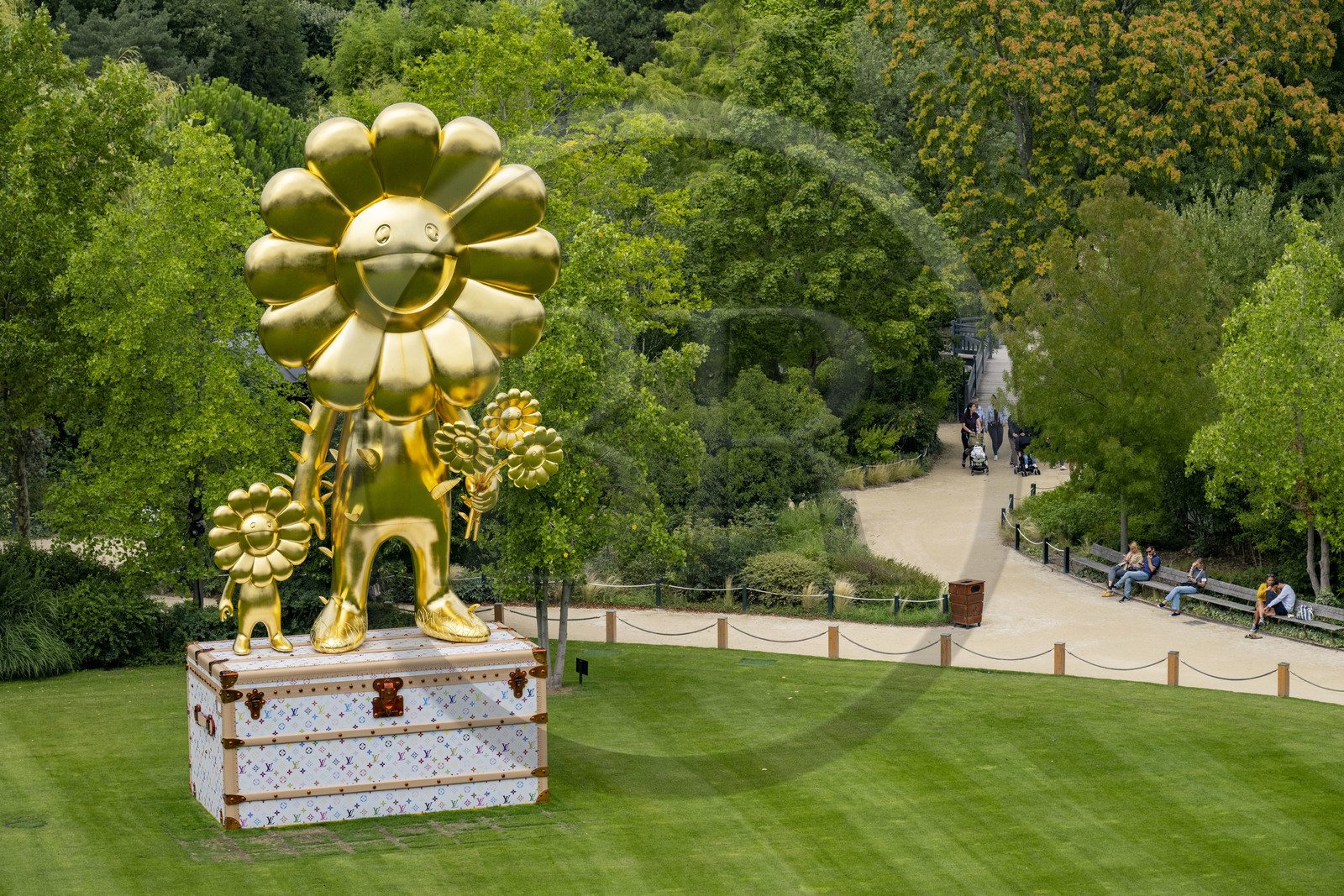 France, Paris (75), Bois de Boulogne, a sculpture The Flower parent and the child de l'artiste Takashi Murakami en collaboration avec Louis Vuitton au Jardin d’acclimatation