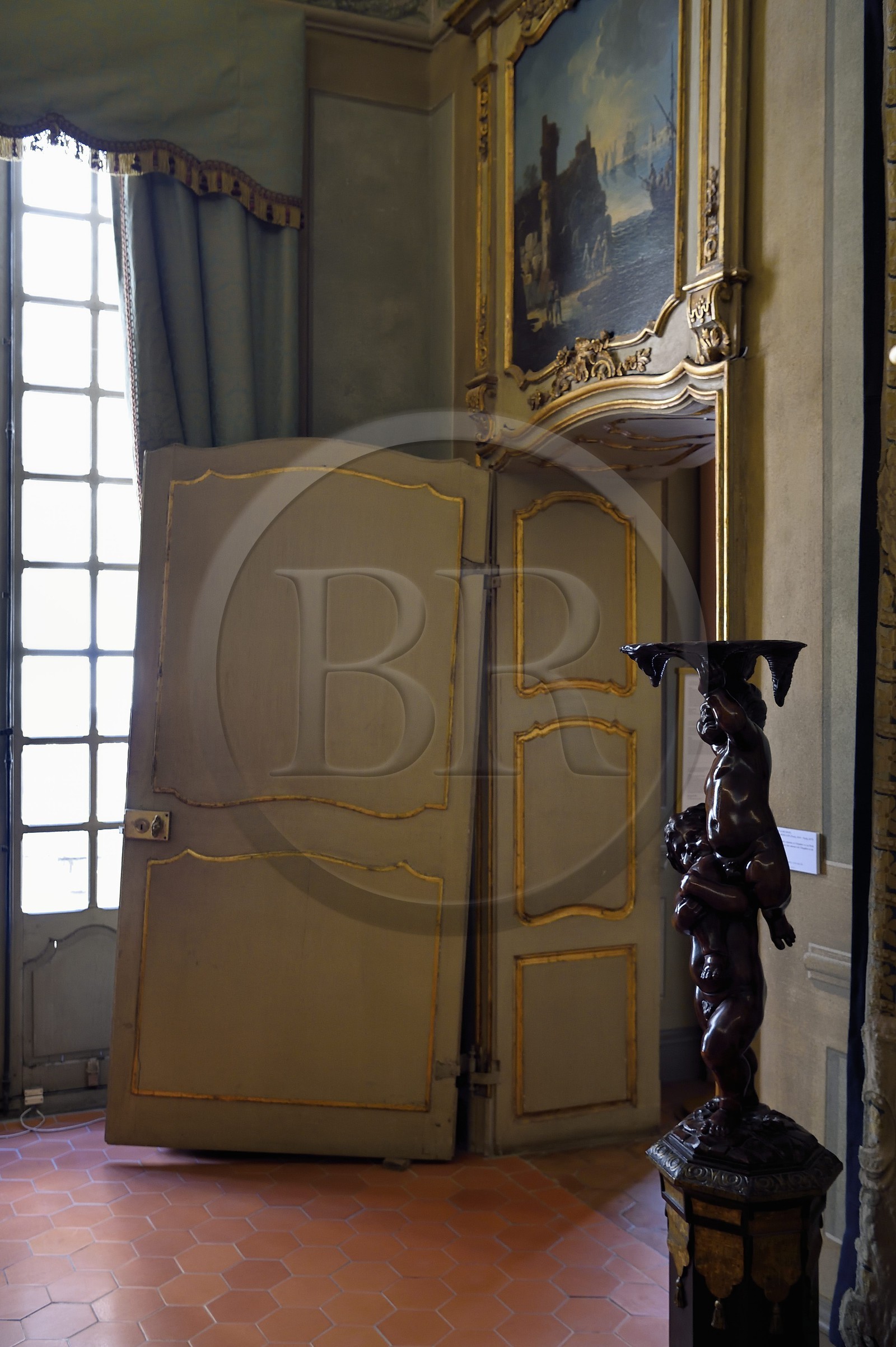 France, Alpes-Maritimes (06), Nice, quartier du Vieux Nice, Palais Lascaris du milieu XVIIe siècle, appartements d’apparat du deuxième étage, porte intérieure désaxé pour ne pas abimer les tapis