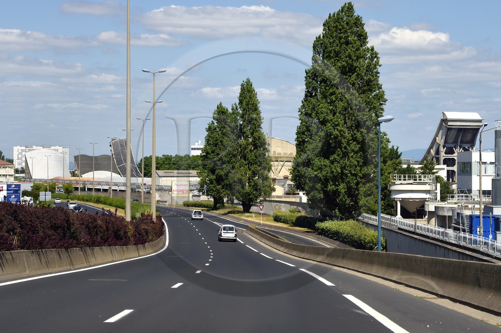 France, Puy-de-Dôme (63), Clermont-Ferrand, Pistes d'essai de l'usine Michelin de Cataroux, trois toboggans longs de 450 m et dont les extrémités recourbées culminent entre 20 m et 30 m de haut