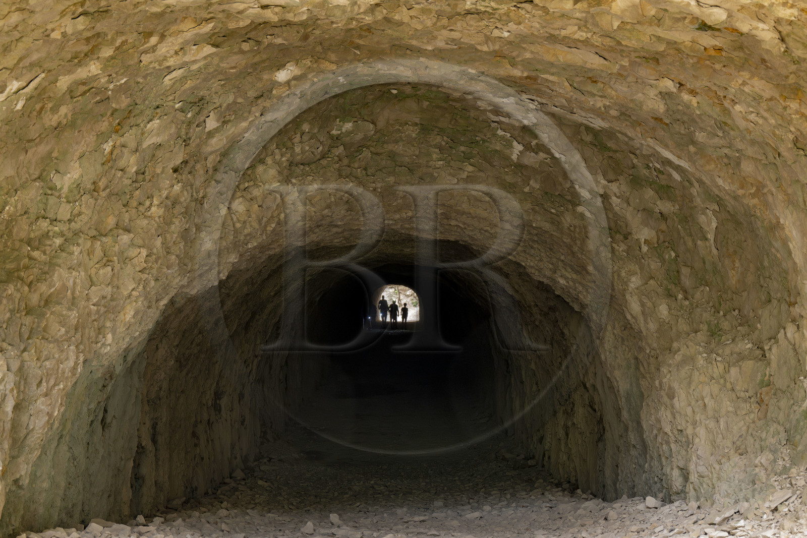 France, Alpes-de-Haute-Provence (04), Parc Naturel Régional du Verdon, Rougon, Grand Canyon du Verdon, le tunnel du Baou qu'emprunte le sentier Blanc-Martel sur le GR4 le long du couloir Samson