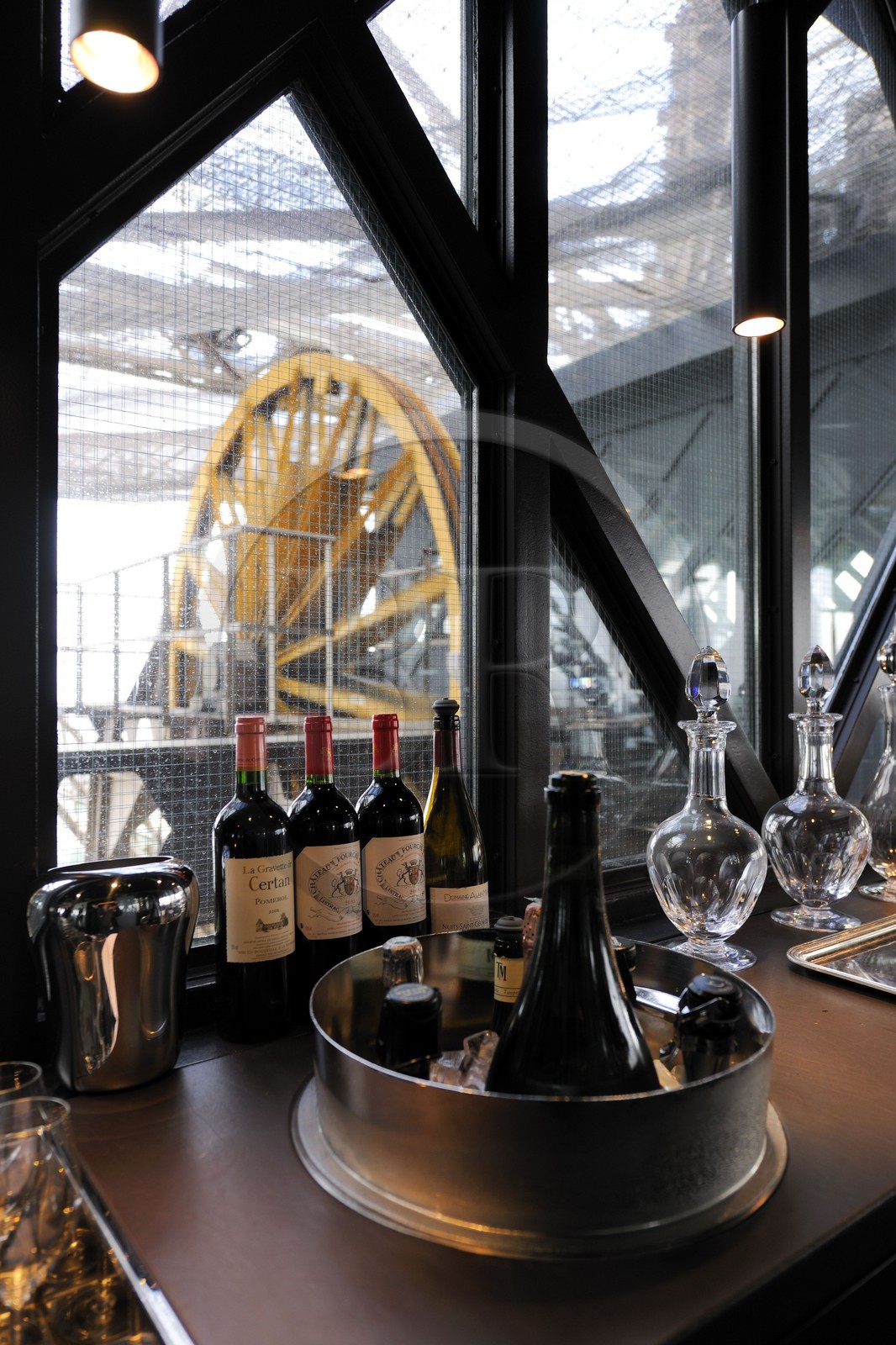 France, Paris (75), la Tour Eiffel, restaurant Le Jules Verne dirigé par Alain Ducasse au deuxième étage