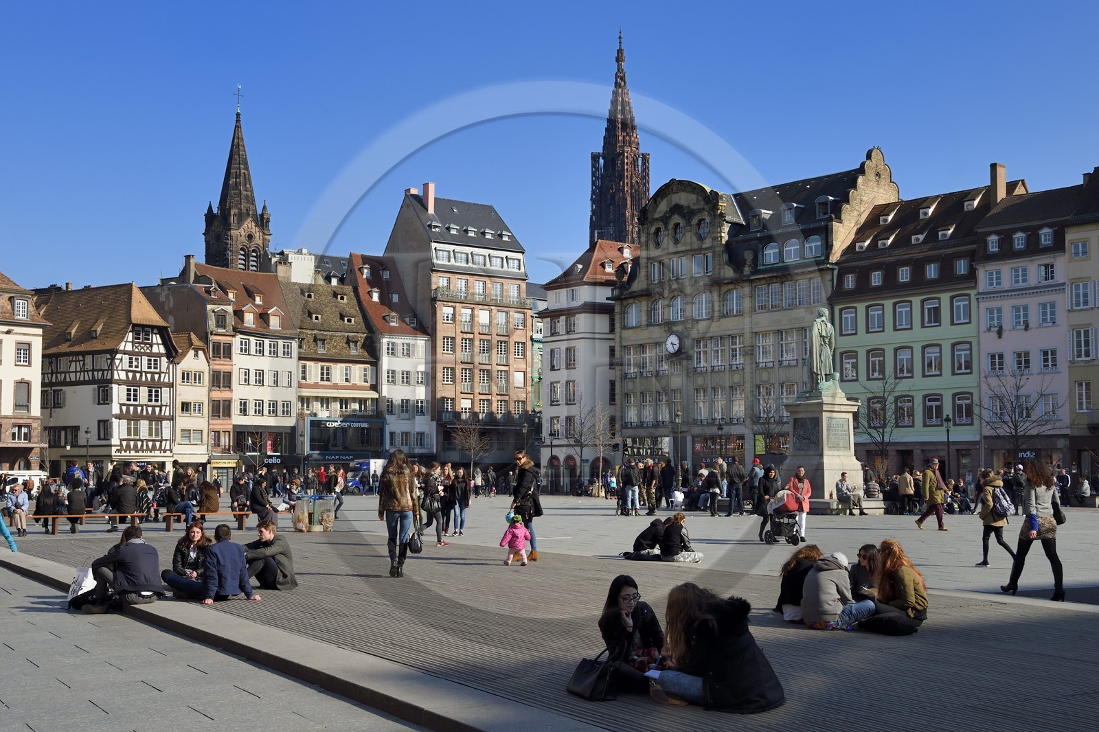 France, Bas-Rhin (67), Strasbourg, vieille ville classée Patrimoine Mondial de l'UNESCO, la place Kléber et la Cathédrale Notre Dame en arrière plan
