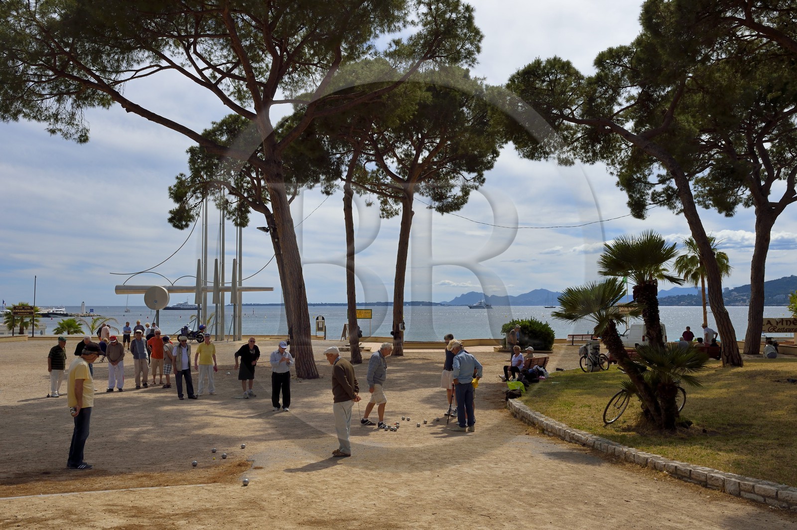 France, Alpes-Maritimes (06), Antibes,  Juan-les-Pins, joueurs de pétanque dans la pinède Gould sur le site de Jazz à Juan
