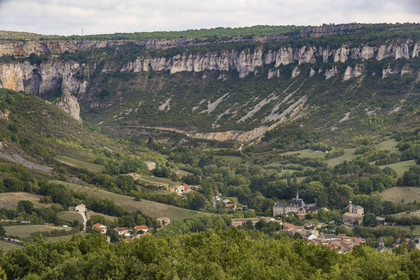 France, Aveyron (12), parc naturel régional des Grands-Causses, le village de Tournemire dans le cirque au pied du Causse du Larzac