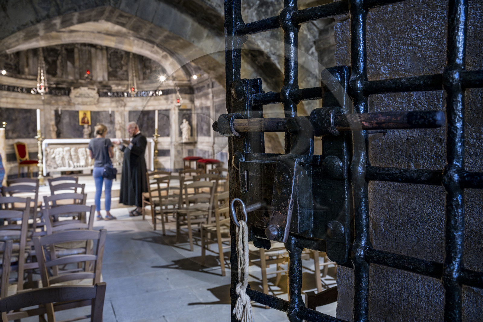 France, Bouches-du-Rhône (13), Tarascon, la collégiale royale Sainte-Marthe érigée aux XIe et XIIe siècles, serrure de la grille historique datant de 1450 de la crypte remaniée au XVIIe siècle, abrite le sarcophage antique (du début du IVe siècle) qui contient les reliques de Sainte-Marthe