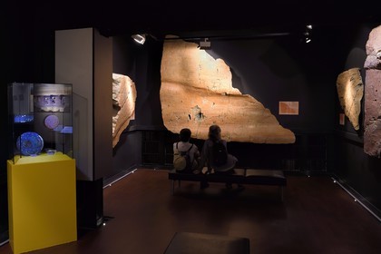 France, Alpes-Maritimes (06), vallée de la Roya, Tende, musée départemental des Merveilles, moulage d'une roche de la vallée des Merveilles gravée de figures corniformes, figure corniforme anthropomorphisée gravée sur la roche dite du Sorcier