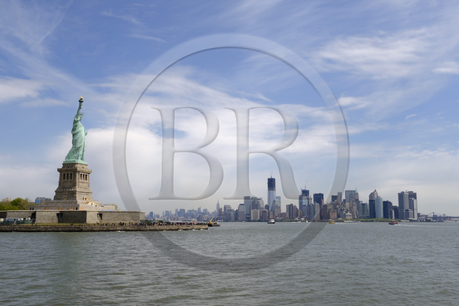 Etats-Unis, New York, pointe sud de Manhattan, la Statue de la Liberté et le One World Trade Center (1WTC) devenue la plus haute tour de NYC depuis le 30 avril 2012