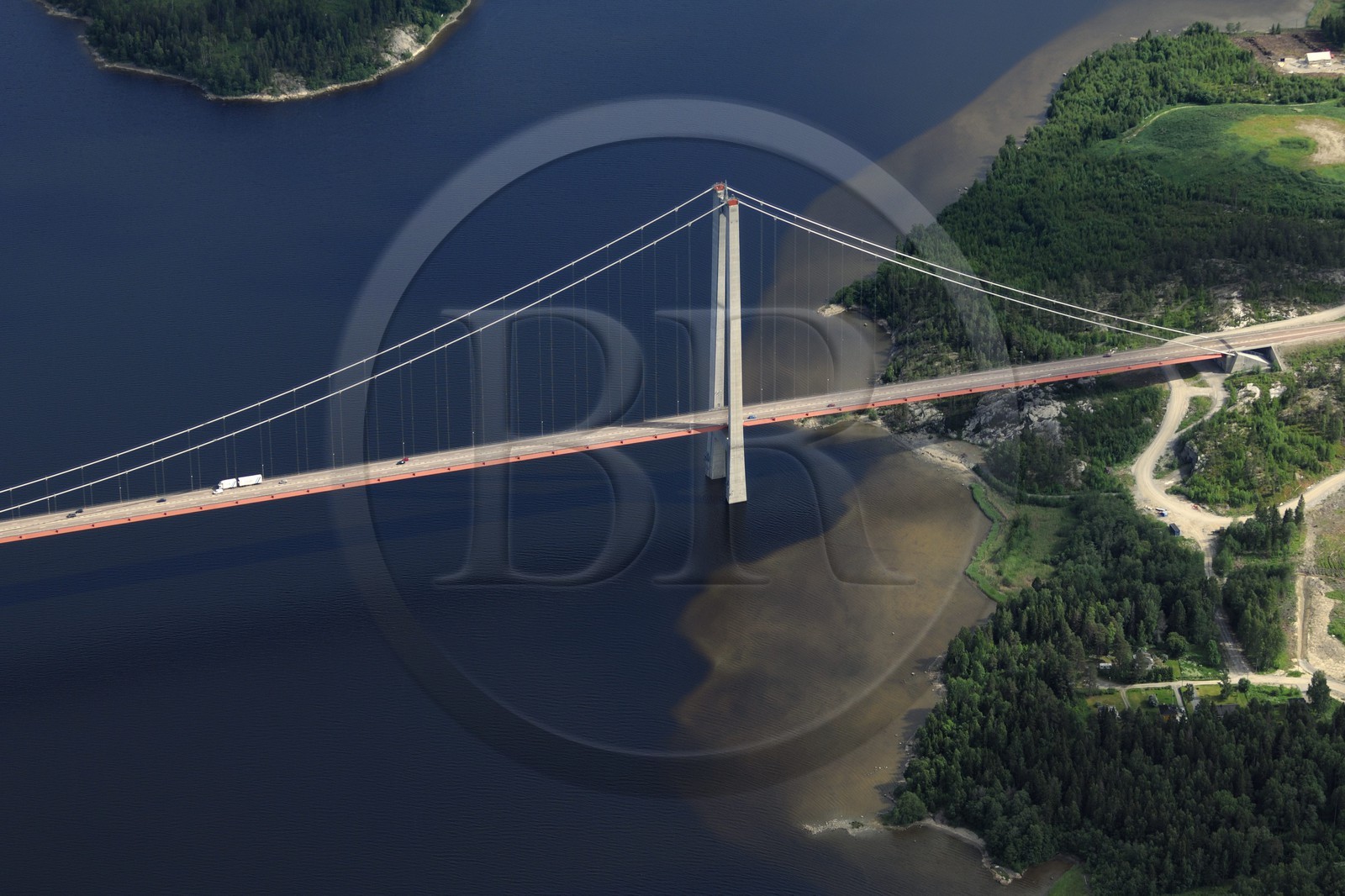 Suède, Västernorrlands, pont suspendu de la Haute Côte (Höga Kusten Bridge) sur la route européenne 4 au nord de Härnösand (vue aérienne)