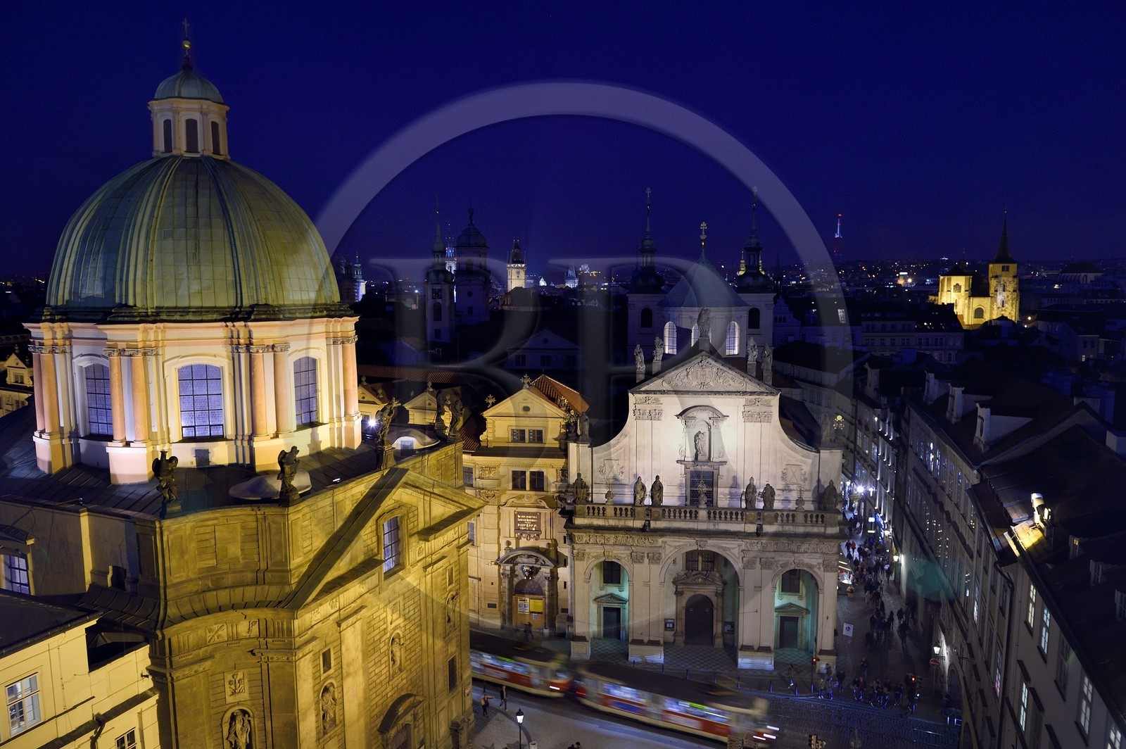 République Tchèque, Prague, centre historique classé Patrimoine Mondial de l'UNESCO, la vieille ville (Stare Mesto), église Saint-François d'Assise à gauche et église Baroque Saint-Sauveur dans le Clementinum