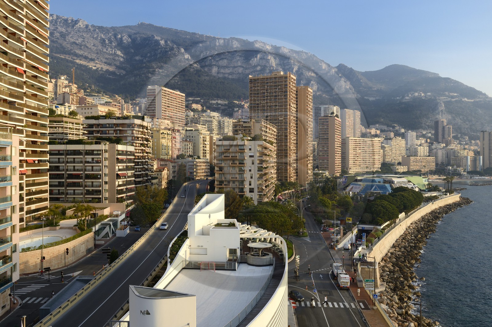 Principauté de Monaco, Monaco, Monte-Carlo, boulevard du Larvotto et immeuble NI BOX au premier plan, le Grimaldi Forum (Centre Culturel et des Expositions) à droite