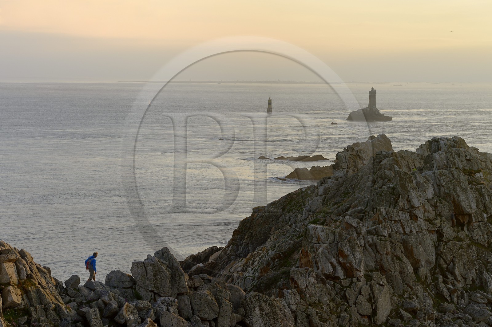France, Finistère (29), Mer d'Iroise, Plogoff, la Pointe du Raz, phare de la Vieille