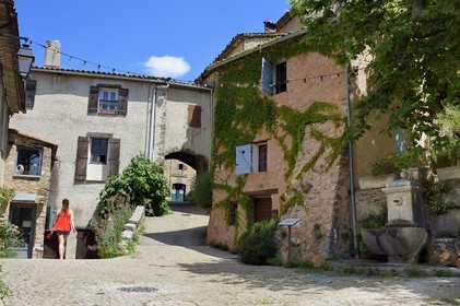 France, Var (83), La Dracénie, village de Tourtour, labellisé Les Plus Beaux Villages de France, fontaine et passage vers le moulin oléicole communal