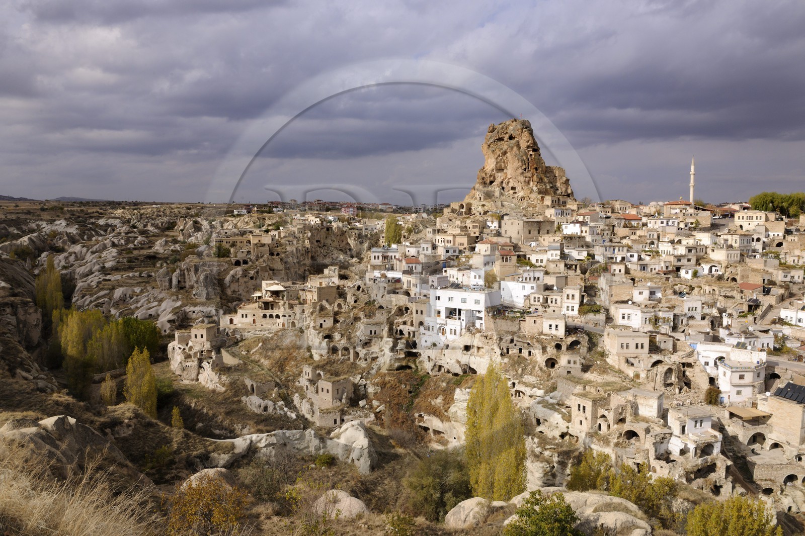 Turquie, Anatolie Centrale, province de Nevsehir, Cappadoce classée Patrimoine Mondial de l'UNESCO, village troglodytique d' Ortahisar