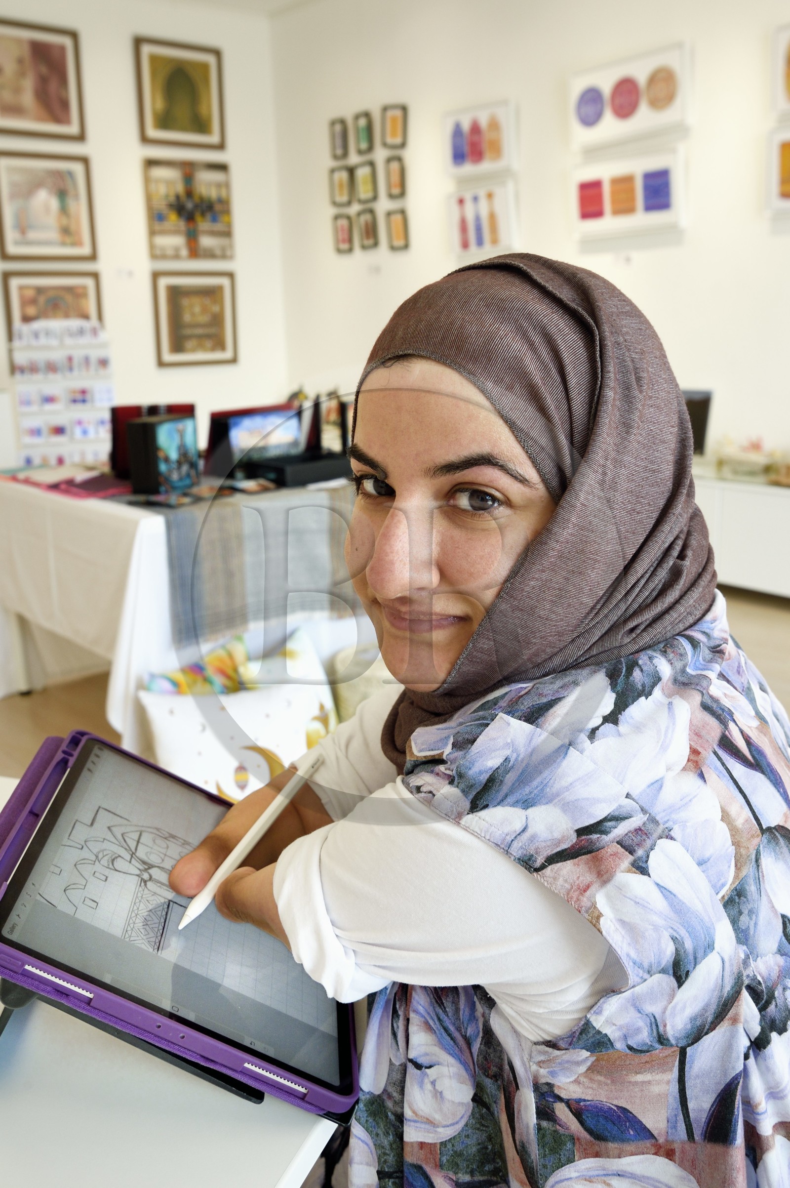 Sultanat d'Oman, Mascate, l'artiste Safiya Al Bahlani dans sa galerie Safiya Arts, également graphiste et militante des droits des personnes handicapées