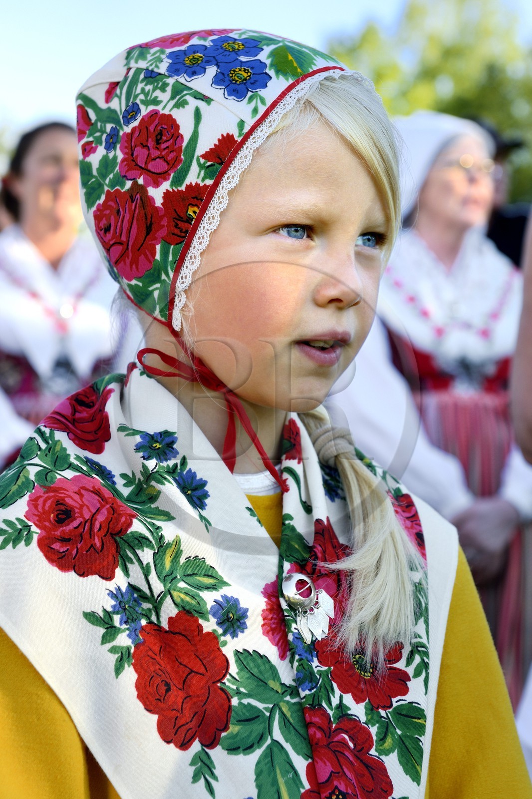 Suède, comté de Dalécarlie, région de Leksand, célébrations du solstice d'été dans le petit hameau de Hjulbäck, jeune fille en costume traditionnel