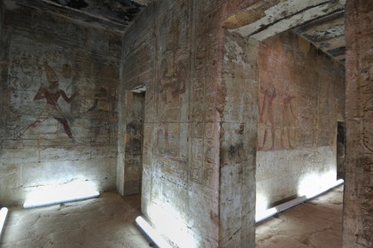 Egypte, Haute Egypte, Nubie, Lac Nasser, site d'Amada, temple d'Amon, le pharaon Thoutmosis III à droite