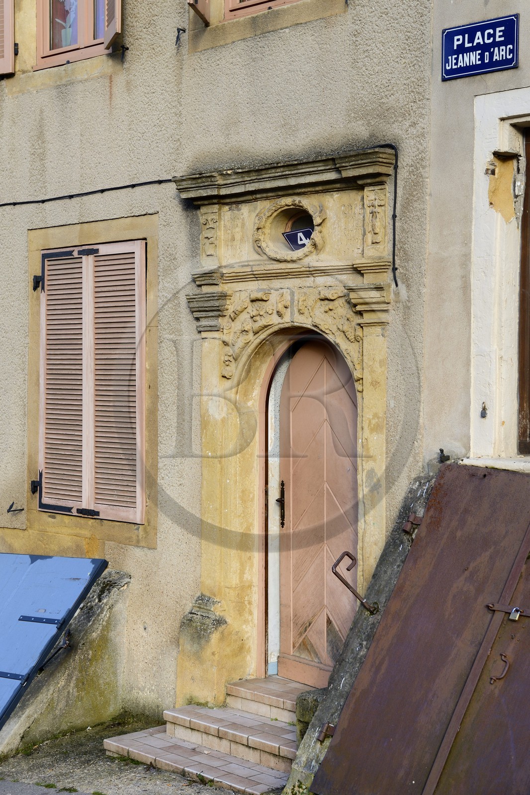 France, Moselle (57), vallée de la Moselle, Sierck-les-Bains, maison Kettenhofer (1602) dont le linteau porte les attributs de la profession de boucher