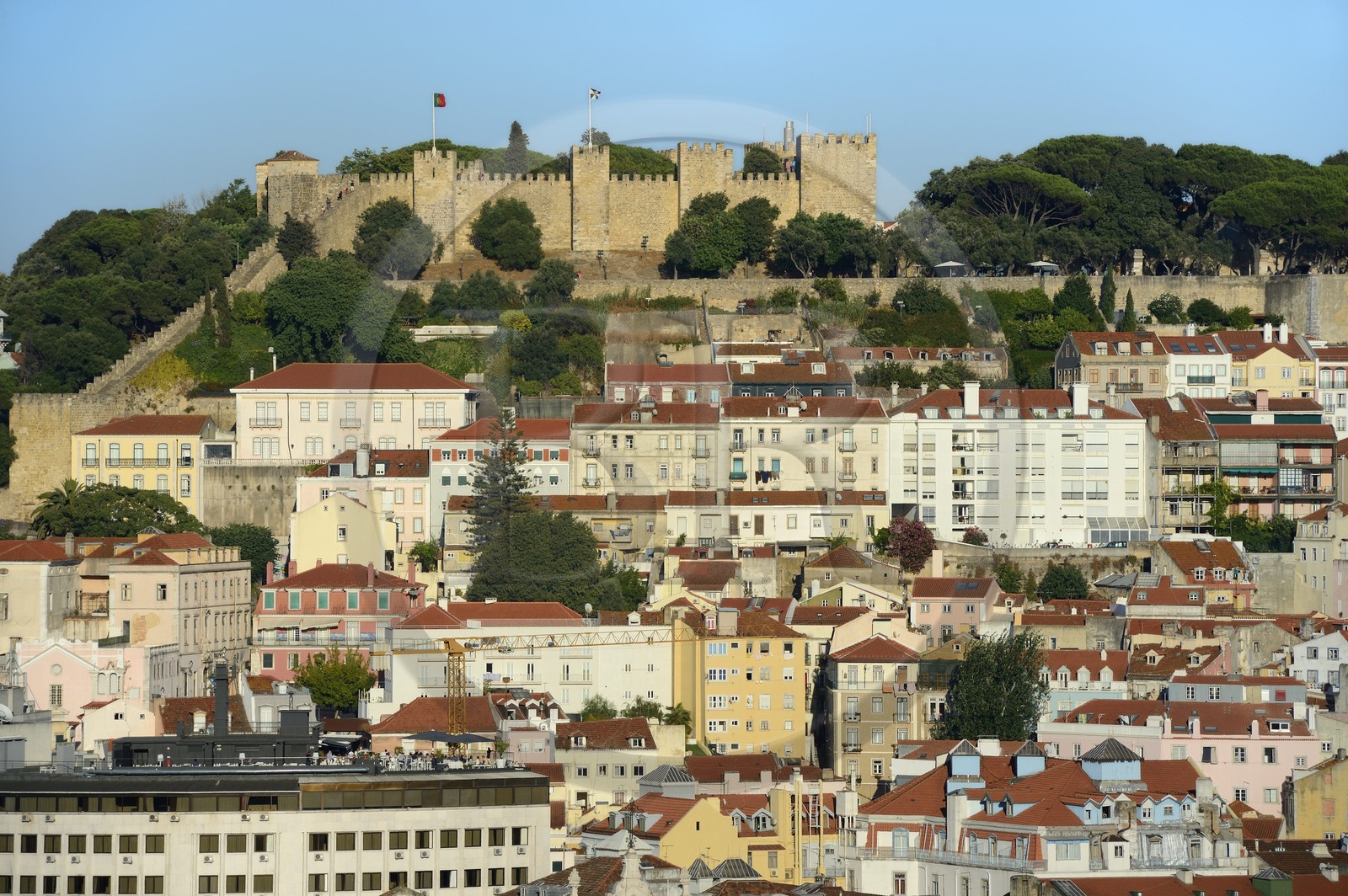 Portugal, Lisbonne, vue sur la ville depuis le Miradouro de Sao Pedro de Alcantara et le Castelo Sao Jorge (château Saint Georges) sur la colline de l'Alfama