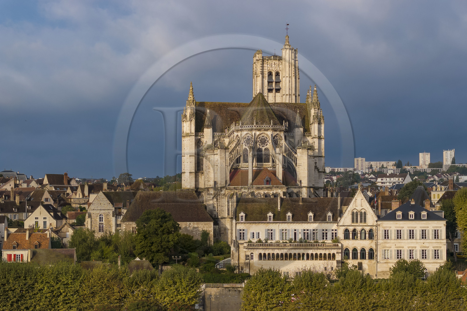 France, Yonne (89), Auxerre, la cathédrale Saint-Etienne et la préfecture dans l'ancien Palais épiscopal au premier plan (vue aérienne)