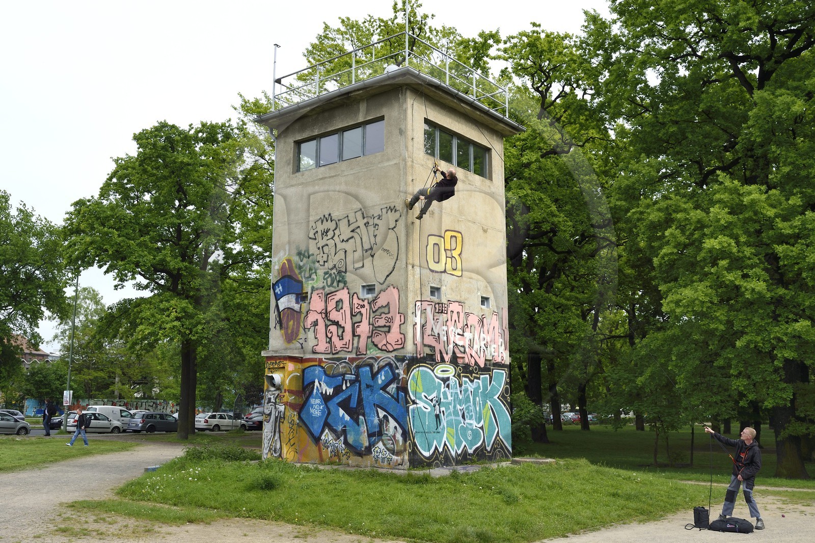 Allemagne, Berlin, quartier de Kreuzberg, mirador de l'ancien poste de commandement Schlesischer Busch, un des trois derniers (sur 300) du mur, des escaladeurs se sont mis au défi de grimper à son sommet