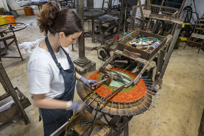 France, Drôme (26), Drôme provençale, Nyons, La Scourtinerie, dernière manufacture de scourtins de Provence, filtres traditionnels utilisés dans la fabrication de l'huile d'olive mais conçus aussi aujourd'hui comme objets de décoration en fibre de coco, fabrication de scourtins dans leur atelier sur des appareils à tisser circulaires faits sur mesure