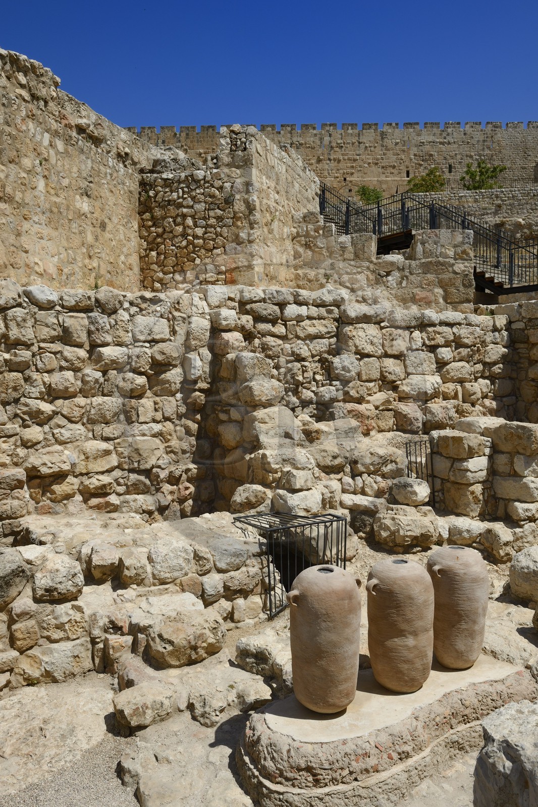 Israel, Jérusalem, ville sainte, vieille-ville classée Patrimoine Mondial de l'UNESCO, Centre Davidson, ruines de batiment datant de la période du premier temple liées à la cité de David