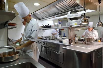 France, Rhône (69), Lyon, restaurant de la Mère Brazier fondé en 1921 par Eugénie Brazier, la brigade de Mathieu Viannay Chef doublement étoilé au guide Michelin en cuisine