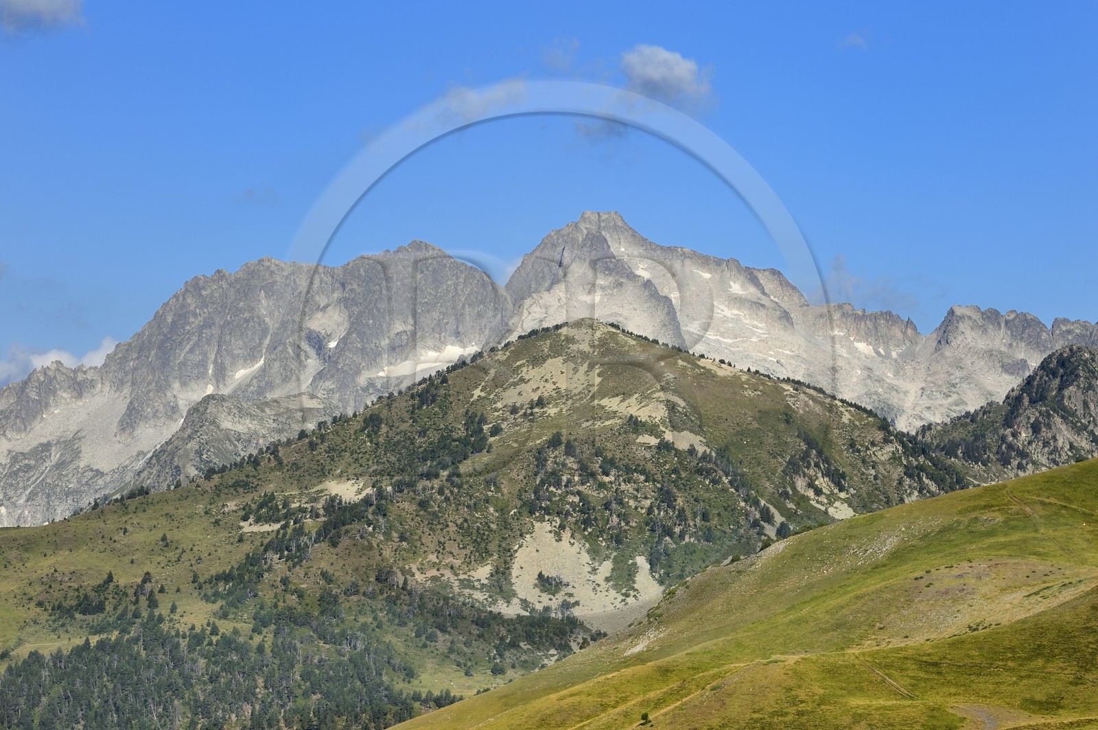 France, Hautes-Pyrénées (65), Saint-Lary-Soulan et Vielle-Aure, randonnée sur une variante du GR10 entre le col de Portet et les lacs de Bastan en bordure de la réserve naturelle de Néouvielle en arrière plan