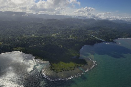 Panama, province de Colon, la côte caraïbe vers Portobelo (vue aérienne)