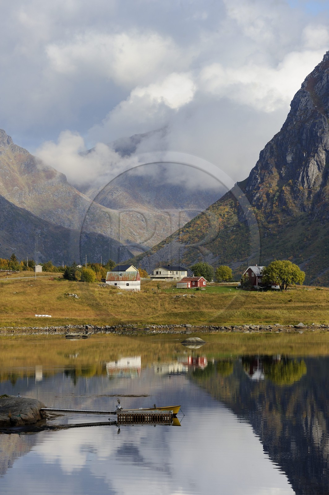 Norvège, Nordland, Iles Lofoten, Ile de Flakstadoy, petites fermes au bord d'un lac