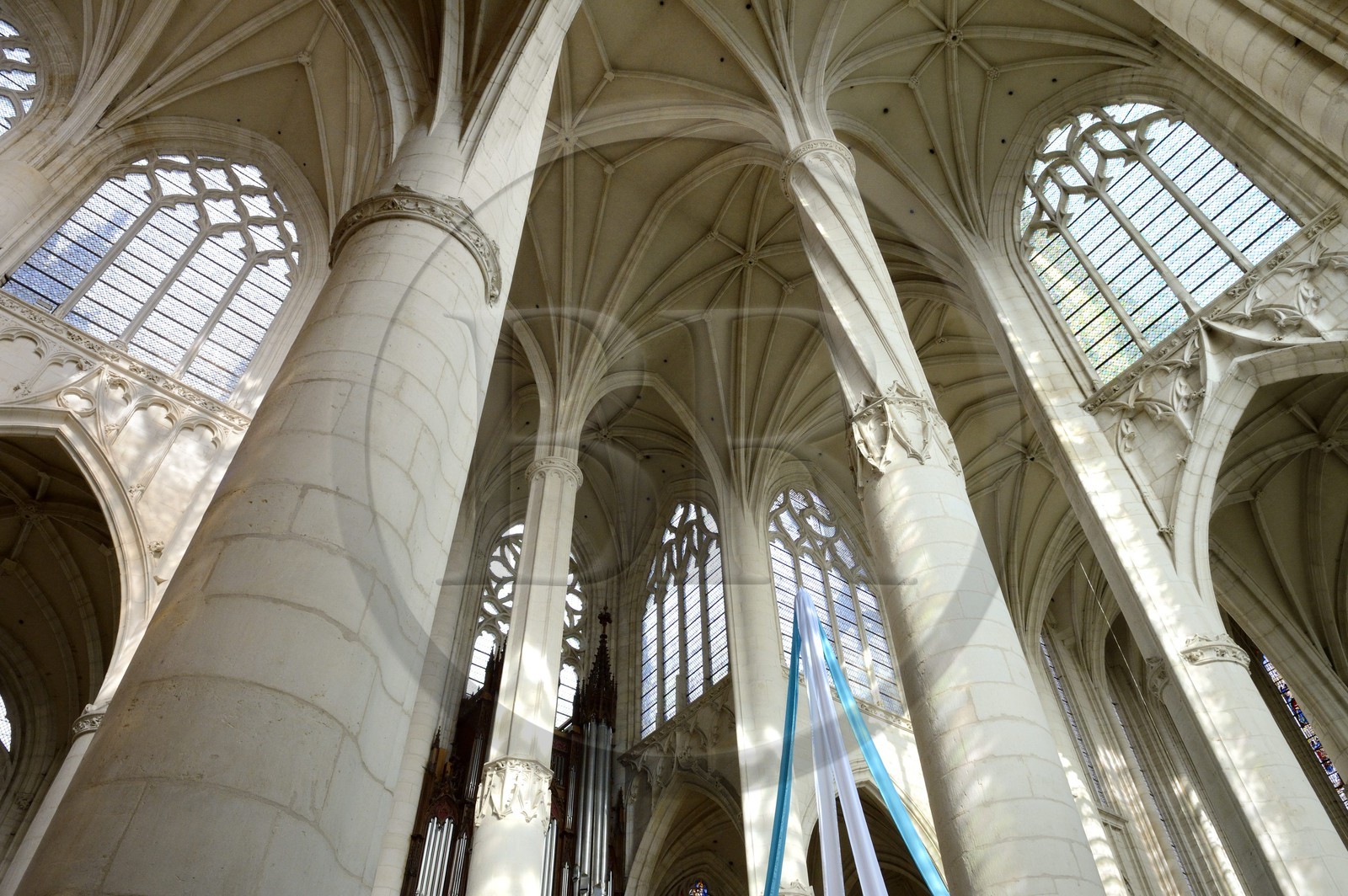 France, Meurthe-et-Moselle (54), la basilique Saint-Nicolas-de-Port, cannelure torse masquant un faux aplomb sur l'une des colonnes de 21,50 m