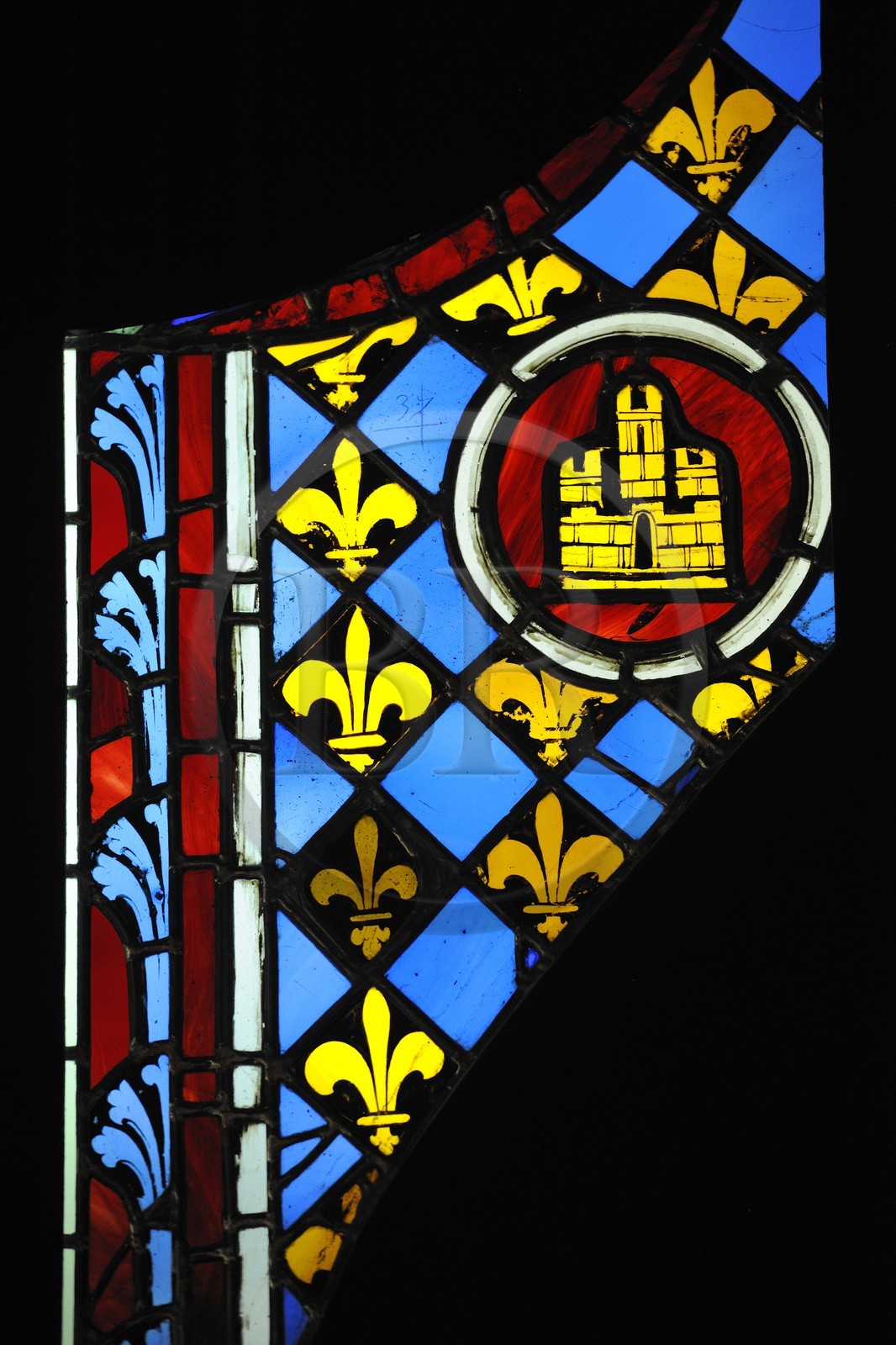 France, Paris (75), musée du Moyen-Age, ancien hôtel de Cluny, vitrail de la Sainte-Chapelle à Paris, panneau à décor héraldique